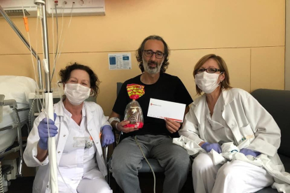Un pacient ingressat a l'hospital rep la mona de Pasqua de la donació de CCA