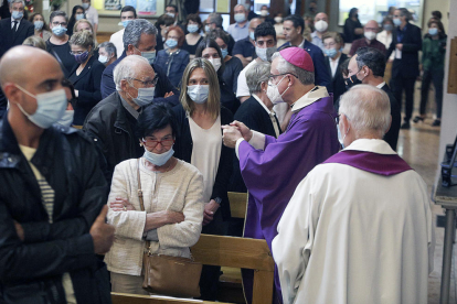 L'arquebisbe, Joan-Enric Vives, i el cap de Govern, Xavier Espot, es van acostar als familiars presents a la cerimònia per donar-los el condol i mostrar-los el seu suport.