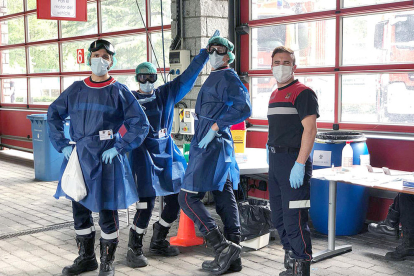 El cos de bombers han actuat com a voluntari en l'operatiu dels tests d'anticossos des de la caserna de Santa Coloma, per on han passat els treballadors transfronterers.