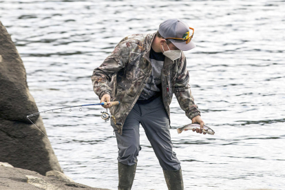 Una de les aficions que no comporten risc i que es pot tornar a fer és la pesca. Molts dels amants han tirat la canya des del primer dia a llacs del país per fer-se amb algun peix.