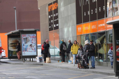 Un grup de persones espera l'autobús