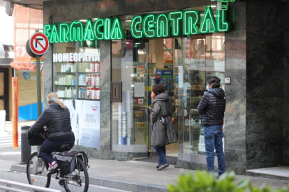 La gent espera per entrar a les farmàcies a adquirir les mascaretes