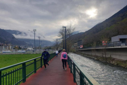 Algunes persones han aprofitat la franja horària d'entre les 6 i les 9 del matí per sortir a caminar o fer esport amb la mascareta posada