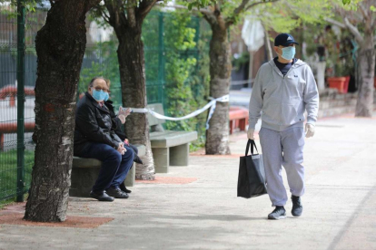 Anar a comprar també s'ha de fer durant l'hora permesa per sortir a passejar