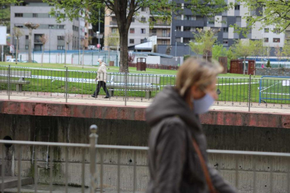 Les persones passegen a la vora del riu