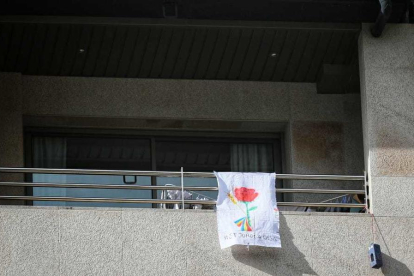 La gent s'ha implicat en la celebració de Sant Jordi d'enguany decorant balcons i finestres