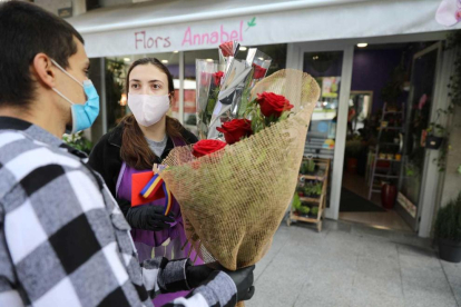 Les floristeries han presentat força afluència de gent i s'han format cues al carrer.