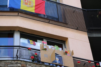 Alguns nens han fet manualitats per Sant Jordi i les han penjat al balcó de casa