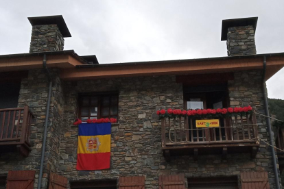 Sant Jordi també ha estat present a les finestres dels edificis