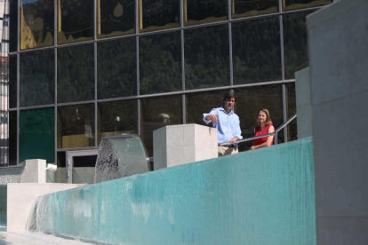 La cònsol major d'Escaldes, Rosa Gili, i el director general de Caldea, Miguel Pedregal, han donat un tomb per veure la nova instal·lació