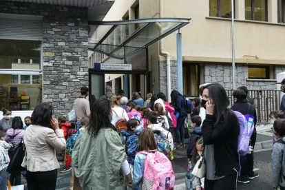 Els escolars de la francesa d'Escaldes han hagut d'esperar 20 minuts per accedir al centre