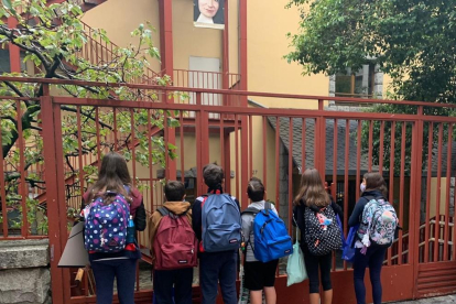 Nens i nenes esperen impacients a la Sagrada Família per poder començar el curs