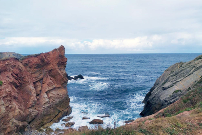 Tot i que el dia no acompanyava, la família Gálvez-Martín van aprofitar per gaudir de les meravelloses vistes del mar Cantàbric des de la Peñona, situada a Avilés, Astúries.