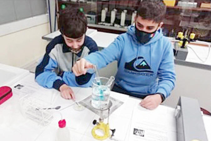 Els alumnes de 3r d'ESO del Mare Janer han fet pràctiques al laboratori durant l'assignatura de biologia i geologia per veure la presència de glúcids en determinats aliments.