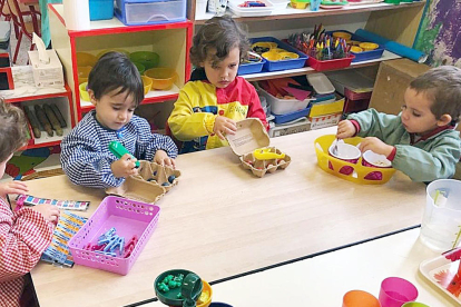 Els infants de la classe de maternal dels Gira-sols de l'escola andorrana de Sant Julià han treballat amb diversos jocs els moviments dels músculs que es fan amb les mans i els dits.