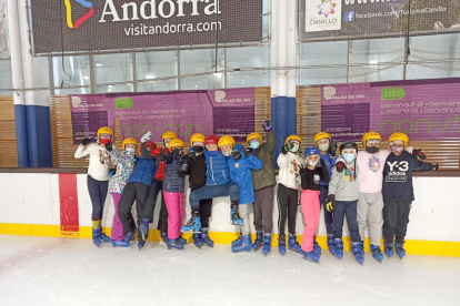 Els alumnes de sisè de primària del Col·legi Mare Janer van tancar la setmana de classes amb una activitat divertida a les instal·lacions del Palau de Gel, a Canillo. L'activitat estava emmarcada dins de l'esquí escolar del Govern.