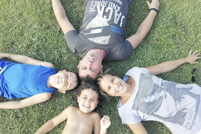 Juan Garcia i la seva família han passat les vacances a Sant Feliu, des d'on es van fer aquesta particular fotografia dels quatre estirats a la gespa en una bonica estampa familiar.