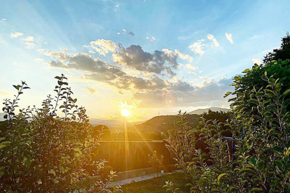 Les postes de sol a l'estiu són un dels paisatges més bonics de contemplar durant aquesta època de l'any, com la imatge que la Belén Báez envia des de la Seu d'Urgell. “Només has de viure i la vida et donarà fotografies” assegura l'autora de la imatge.