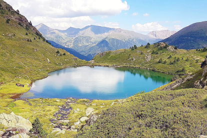 Un dels llocs més visitats del país pels excursionistes són els llacs de Tristaina. La Núria Balasch va aprofitar una sortida per captar la tranquil·litat i bellesa del segon llac, ja que en aquell moment no hi havia ningú.