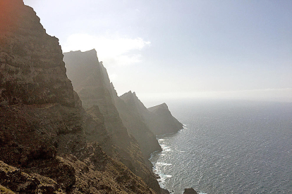 Tot i ser un destí de platja, les illes Canàries compten amb algunes petites muntanyes bastant particulars, que combinades amb el blau del mar deixen paisatges únics, com aquest que ens envia el Raül Jiménez des del Mirador del Balcón.