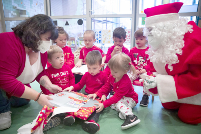 Els infants de les escoles bressol comunals Conxita Mora Jordana i de Santa Coloma, a Andorra la Vella, van rebre la visita de sorpresa i abans d'hora del Pare Noel, que va saludar tots els nens i nenes i els va avançar algun regal.