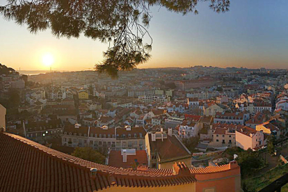 “Lisboa enamora per moltes coses, una d'elles és la seva posta de sol des d'un mirador.” Així descriu la fotografia panoràmica que ens ha enviat el David Martín des d'un punt elevat on s'observa bona part de la capital portuguesa.