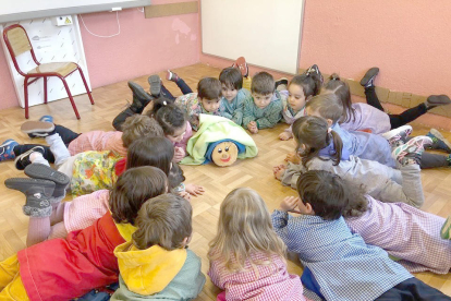 Els infants de la classe dels gira-sols de l'escola andorrana de Sant Julià han preparat el Nadal a les aules i s'han acomiadat del tió que està a l'escola fent una rotllana.