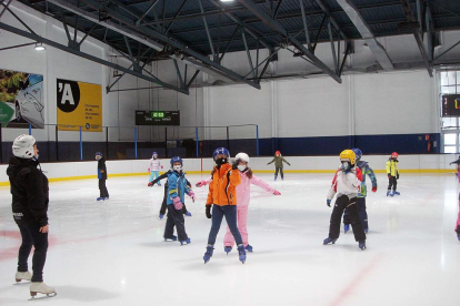 Els alumnes de 4t de primària del Mare Janer van gaudir d'una de les activitats de l'esquí escolar: patinar i passar una bona estona amb els companys a la pista del Palau de Gel.