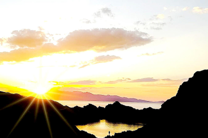 El Cap de Creus, situat a l'extrem nord-est de Catalunya, ofereix unes vistes panoràmiques úniques, com aquesta posta de sol que envia en Víctor Barragán. Una imatge que, segons ell, transmet “colors plens d'energia”.