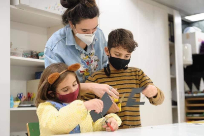 Els alumnes de l'Escola d'Art de Sant Julià de Lòria van demostrar la seva passió per la matèria en un dels tallers de creació que realitza el centre.