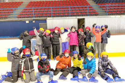 Els alumnes de quart A de primària del Mare Janer van lliscar per la pista olímpica del Palau de Gel, una activitat de l'esquí escolar que havien de fer el 6 d'octubre però que en aquell moment va ser impossible pel confinament de l'aula per la Covid-19.
