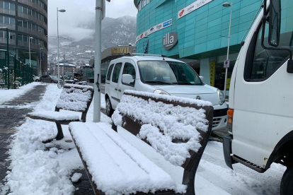 Bancs plens de neu a Escaldes-Engordany