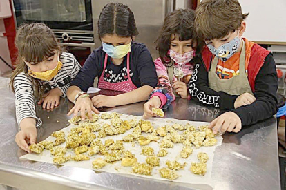 Els petits xefs que han participat en els tallers, Art Vacances de l'Escola d'Art de Sant Julià de Lòria, van aprendre a fer cuina saludable per llepar-se els dits.