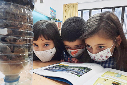 “Els projectes de ciències ens encanten.” Així descriuen la imatge dels alumnes de segon de primària de l'escola Sagrada Família, que aquesta setmana van depurar aigua de pluja.
