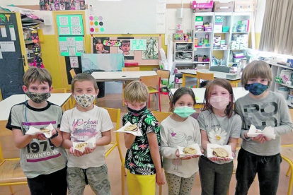 L'escola andorrana de Sant Julià ha començat els tallers del migdia amb els alumnes de primera ensenyança. Divendres van aprendre a fer pancakes de xocolata amb la màquina.