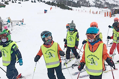 Els alumnes de primer i segon de primària del col·legi Sant Ermengol van gaudir aquesta setmana del seu primer dia d'esquí escolar de la temporada.
