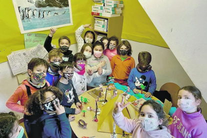 La classe dels Groots de l'escola andorrana de Sant Julià van acabar aquesta setmana la maqueta de la seva versió de la construcció de les piràmides.