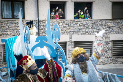 Els Reis Mags d'Orient van desfilar per Andorra la Vella amb una rua molt diferent a la dels altres anys arran de la pandèmia de la Covid-19. Enguany no hi va haver caramels i els infants els van saludar des de balcons i finestres per evitar aglomeracions.