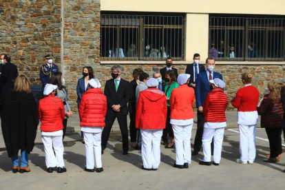 Els monarques amb el personal de cuina del María Moliner