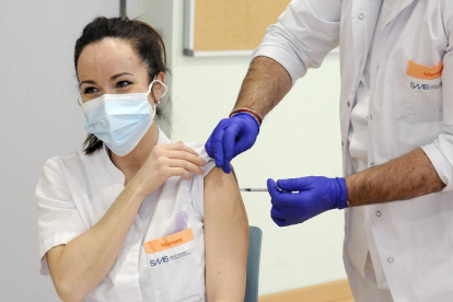 Una infermera vacunant-se contra el SARS-CoV-2