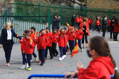 Alumnes del María Moliner esperen l'arribada dels monarques