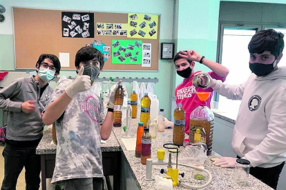 Els de 1r de batxillerat del Sant Ermengol, amb l'Escola Verda i els grups AMJ de secundària, van guanyar el 2n premi del 15è Concurs d'iniciatives ambientals pel sabó sostenible.