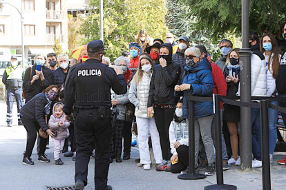 Diverses persones esperaven a les portes del comú d'Andorra la Vella per veure els reis de prop. Felip VI i Leticia es van acostar al públic per agrair les salutacions del públic.