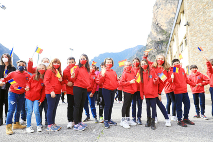 Els alumnes del col·legi María Moliner van esperar els reis amb les banderes d'Espanya i d'Andorra. Els monarques van visitar classes i el laboratori per veure l'activitat que hi feien.