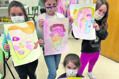 Els alumnes de l'Escola d'Art de Sant Julià van gaudir mostrant tot el seu potencial creant una sèrie d'obres que emulava l'estil de Pablo Picasso.