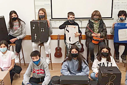 Els infants de primer del col·legi Sant Ermengol van dissenyar i confeccionar instruments de percussió per a una batucada amb material reciclat.