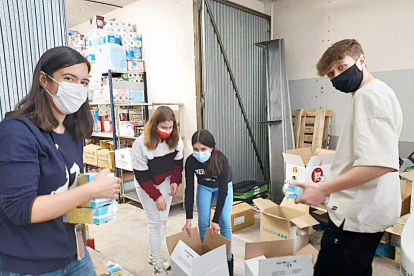 Els alumnes de l'escola andorrana de segona ensenyança d'Ordino van ajudar a endreçar el magatzem de la Creu Roja Andorrana en el marc del projecte Escola Solidària.