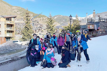 Els nois i noies de la Joventut d'Andorra la Vella han aprofitat la setmana de vacances blanques per fer tot tipus d'activitats esportives com raquetes a Grandvalira, culturals, de lleure, com un escape room, i en connexió amb la natura a Naturlandia.