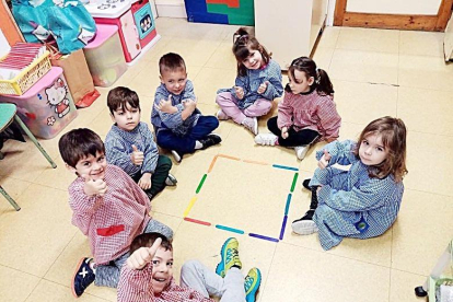 Els infants de la classe I4 del col·legi Mare Janer van aprendre què és la geometria amb diversos pals de colors amb els quals havien de fer formes i figures.