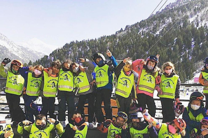 Tots els alumnes de primària del col·legi Sant Ermengol van gaudir d'una jornada d'esquí escolar on van compartir amb els companys les pujades i les baixades lliscant sobre la neu.